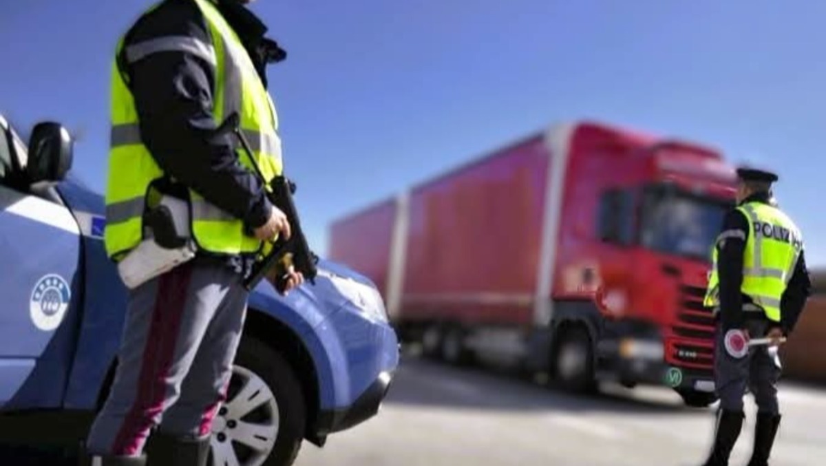 Guidava da 14 giorni senza sosta: multati autista e azienda di trasporti