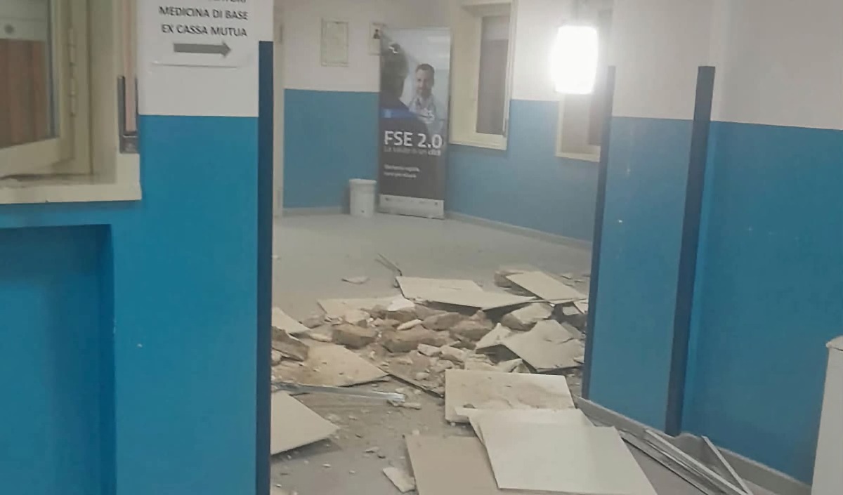 Crolla una porzione di tetto in ospedale 