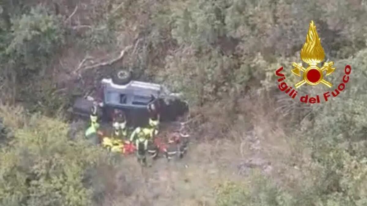 Uomo precipita con l’auto in un dirupo nel Catanese, soccorso dai Vigili del Fuoco / Video - 