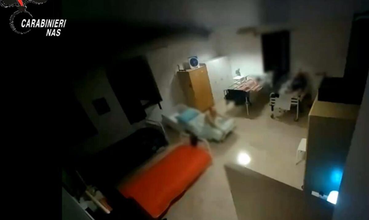 Anziani maltrattati e derubati in una struttura abusiva, tre arresti nel tarantino - 