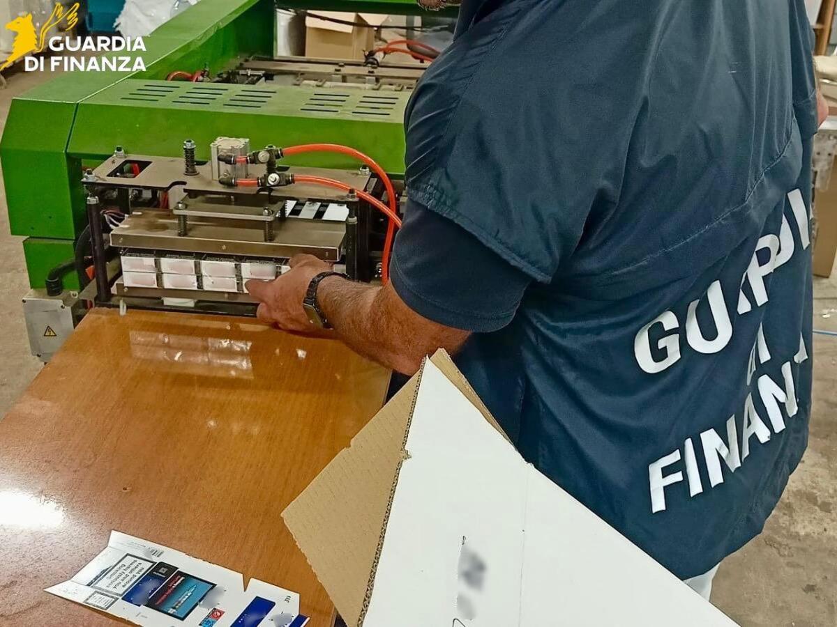 A Viterbo smantellata fabbrica di sigarette di contrabbando, 8 arresti - 