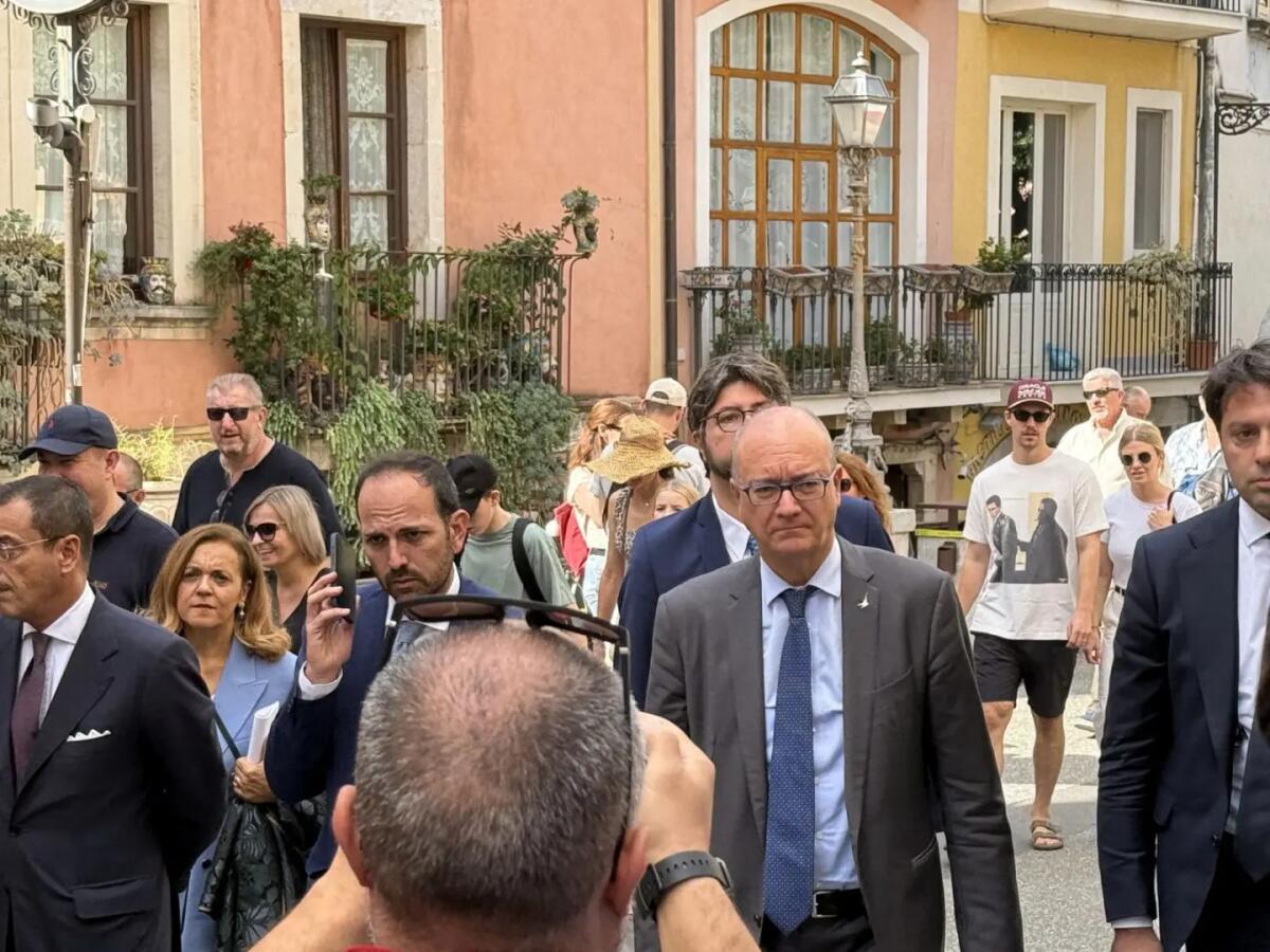 Valditara ai giovani “I problemi non si risolvono sfasciando tutto, ma con il dialogo” - 