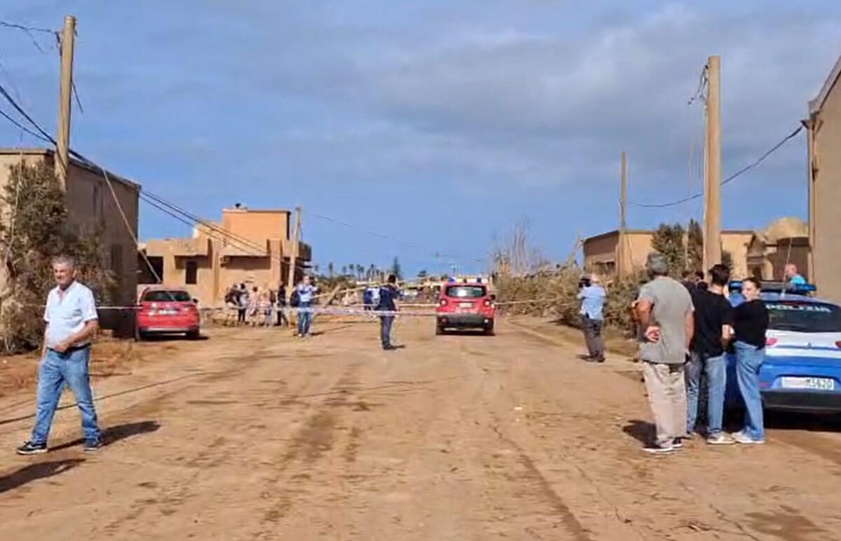 Maltempo in Sicilia, strade come fiumi a Lipari. Nel Trapanese al via i primi ripristini a cabine e quadri elettrici dopo la tromba d’aria - 