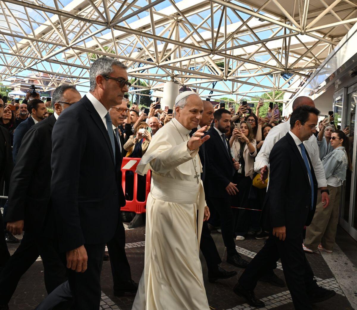 Papa Leone XIV operato al Gemelli, “Intervento concluso positivamente” - 