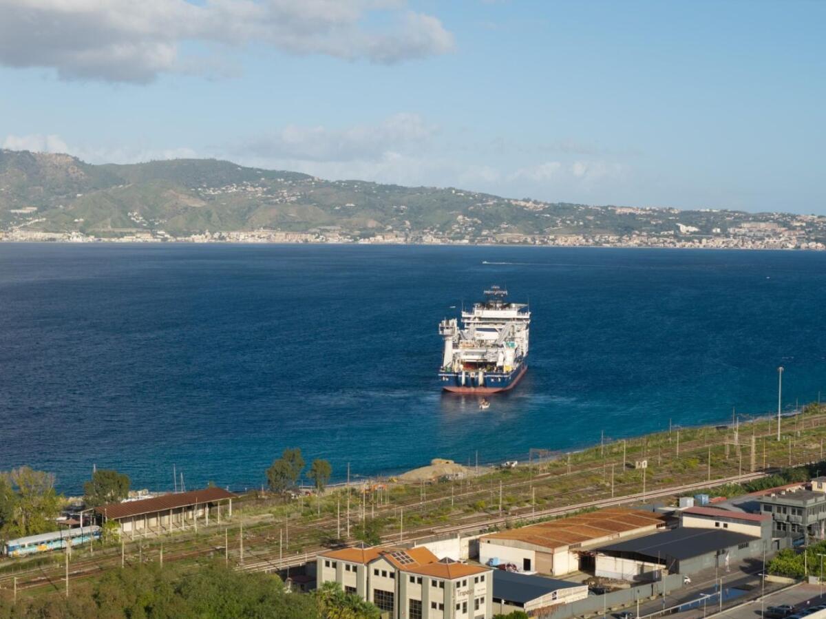 Terna,al via la posa dei cavi sottomarini dell’elettrodotto tra Calabria e Sicilia - 
