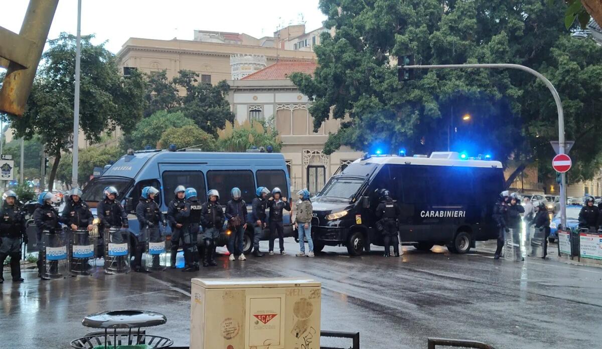 Tensioni al sit-in di Forza Nuova a Palermo, la polizia blocca un corteo di manifestanti dei centri sociali / Foto e Video - 