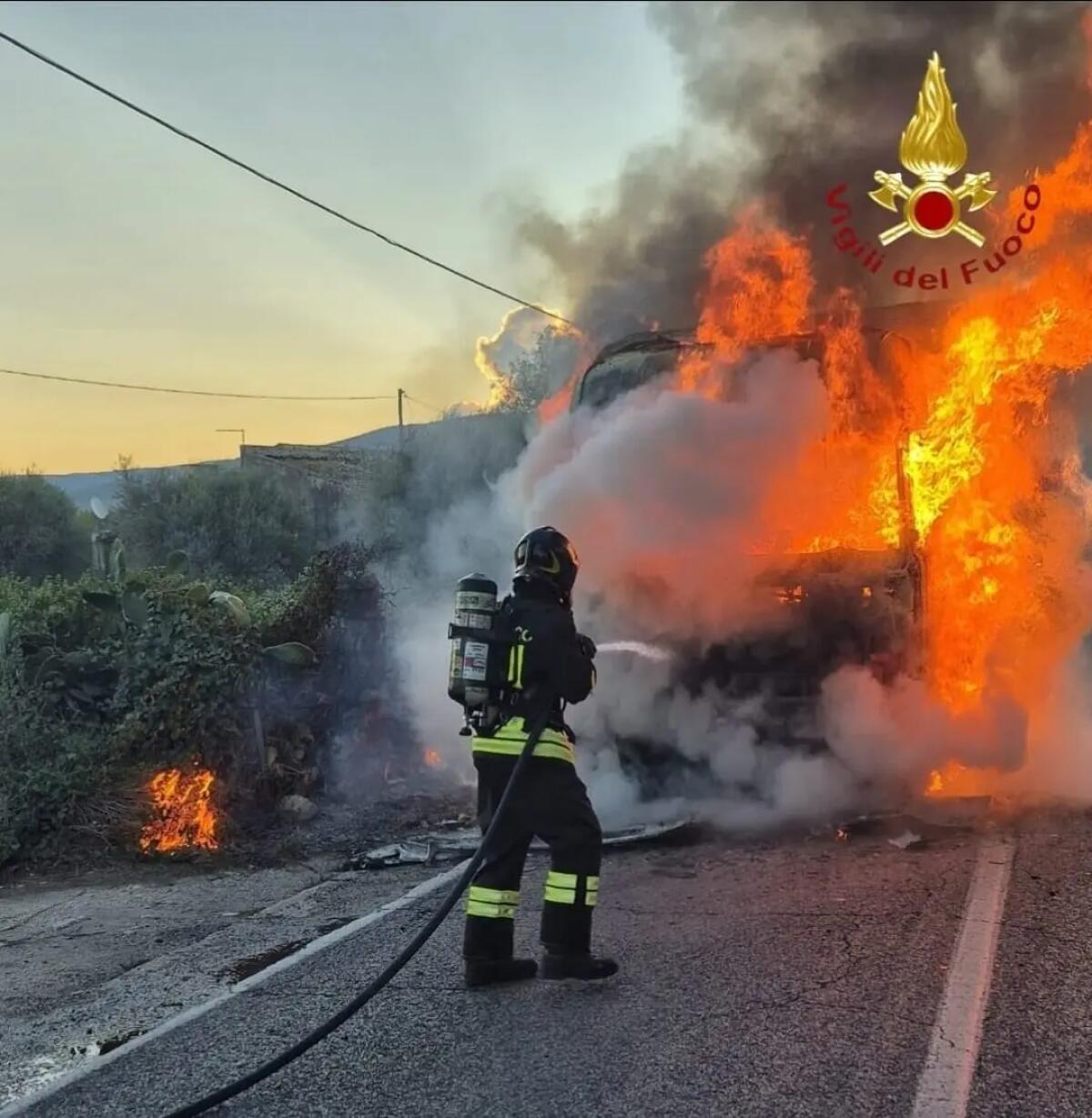 Si incendia un autocarro sulla SS 115, fiamme domate dai Vigili del Fuoco: nessun ferito - 