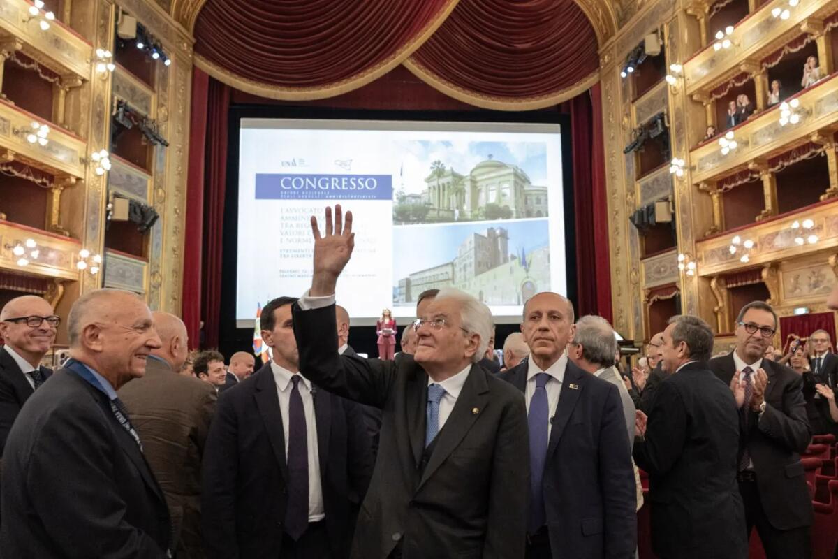 Congresso dell’Unione nazionale degli avvocati amministrativisti al Teatro Massimo di Palermo, Mattarella accolto dagli applausi - 