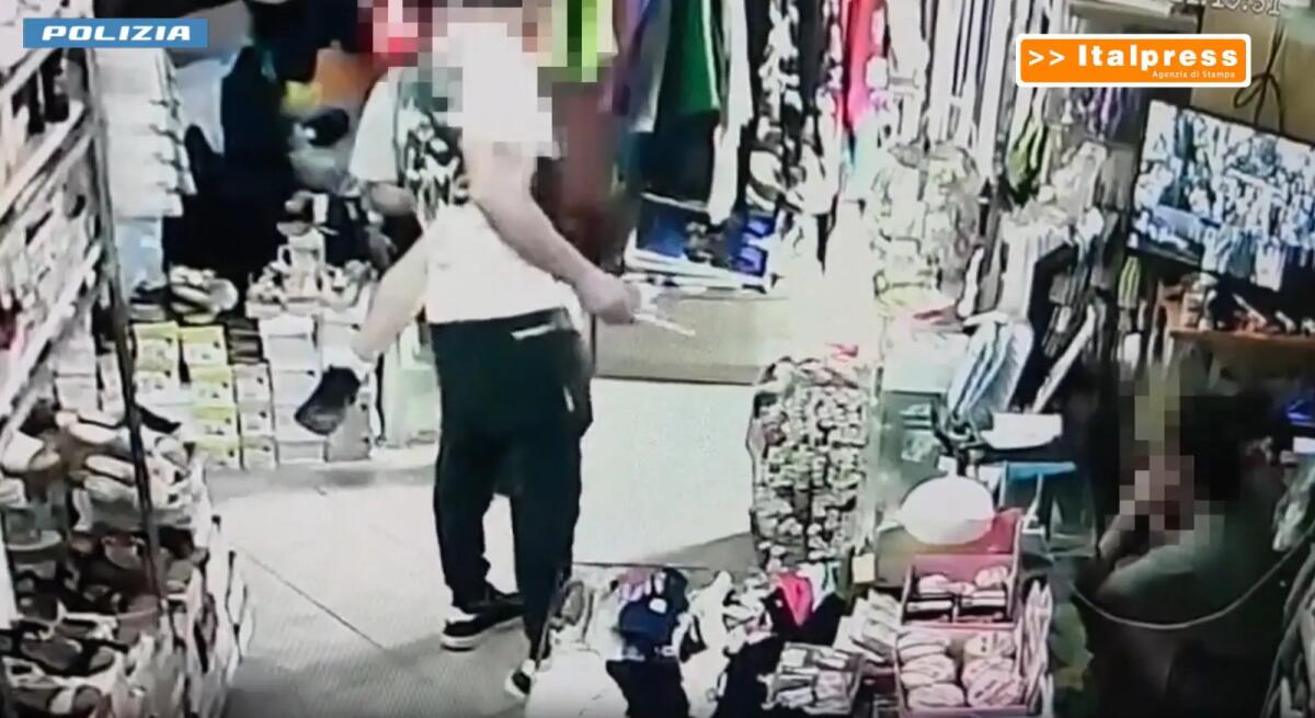 Rapina un negozio armato di coltello, arrestato un 37enne / Video - 