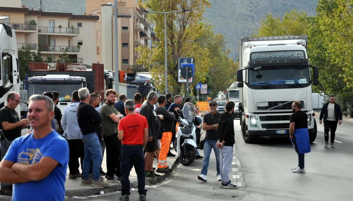 Gli autotrasportatori siciliani revocano il fermo dopo il confronto con Salvini, resta lo stato di agitazione - 
