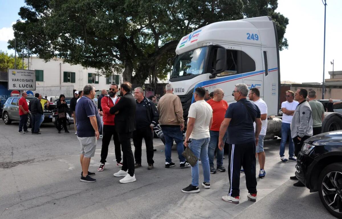 Il comitato dei trasportatori siciliani allenta il fermo in Sicilia, da lunedì via libera alle consegne di ortofrutta - 