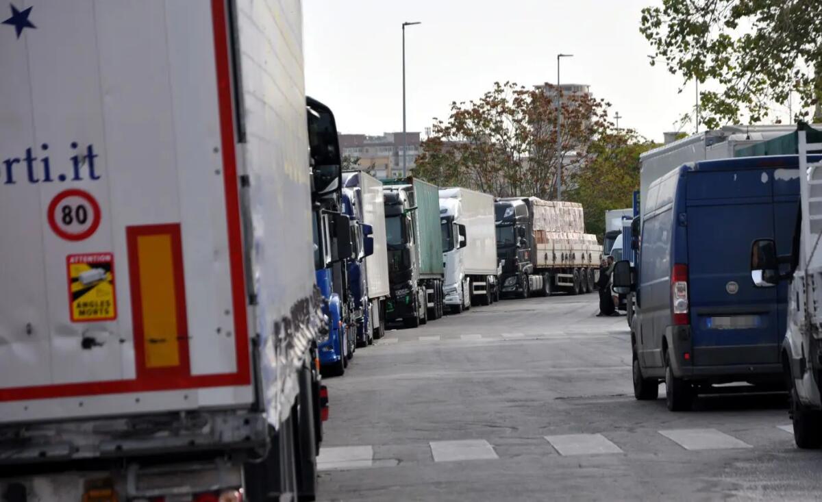 Revocata la protesta degli autotrasportatori in Sicilia, l’accordo raggiunto in prefettura a Catania - 
