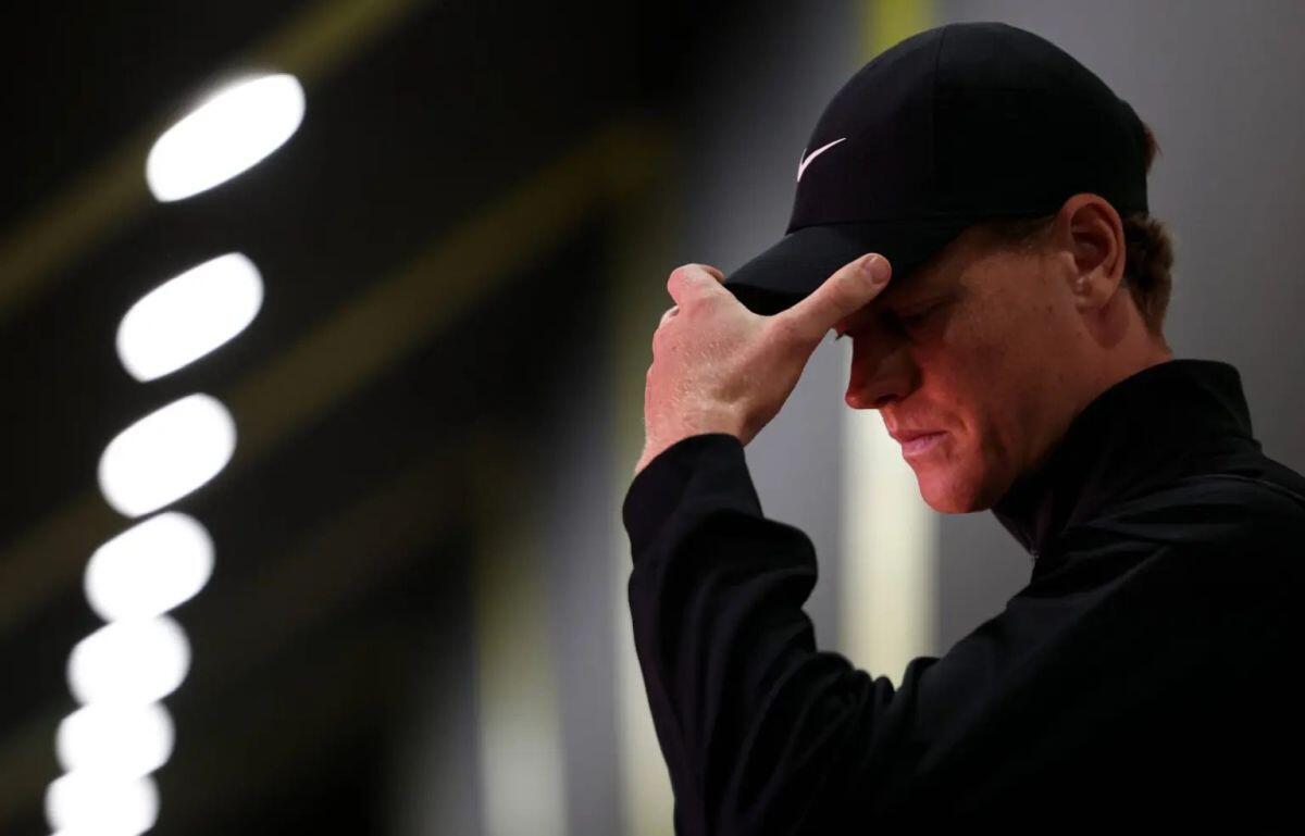 Jannik Sinner costretto a fermarsi, tornerà in campo nel 2027 - 